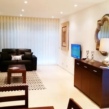Sleeps 8 Pool Air Con Wifi